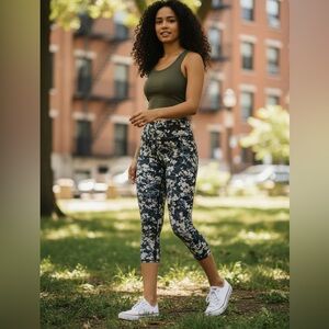 Lululemon Wunder Under HR Leggings Navy Pink & Blue Floral 21.5” Cropped size 6